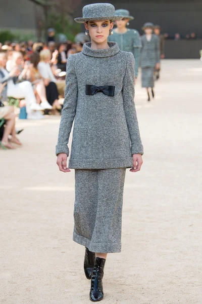 Look 10